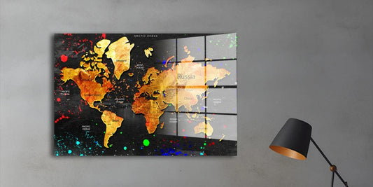 Acrylglasbild mit goldener Weltkarte an einer grauen Wohnzimmerwand (Raumvisualisierung)