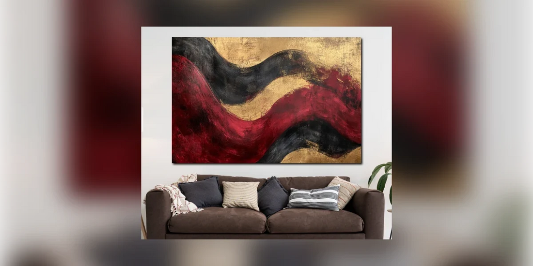 Abstraktes Wandbild in Gold, Rot und Schwarz über einem braunen Sofa (Raumvisualisierung)