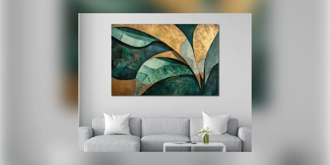 Abstraktes Wandbild in Grün und Gold über einem grauen Sofa – Beispiel für die ideale Wandbildgröße